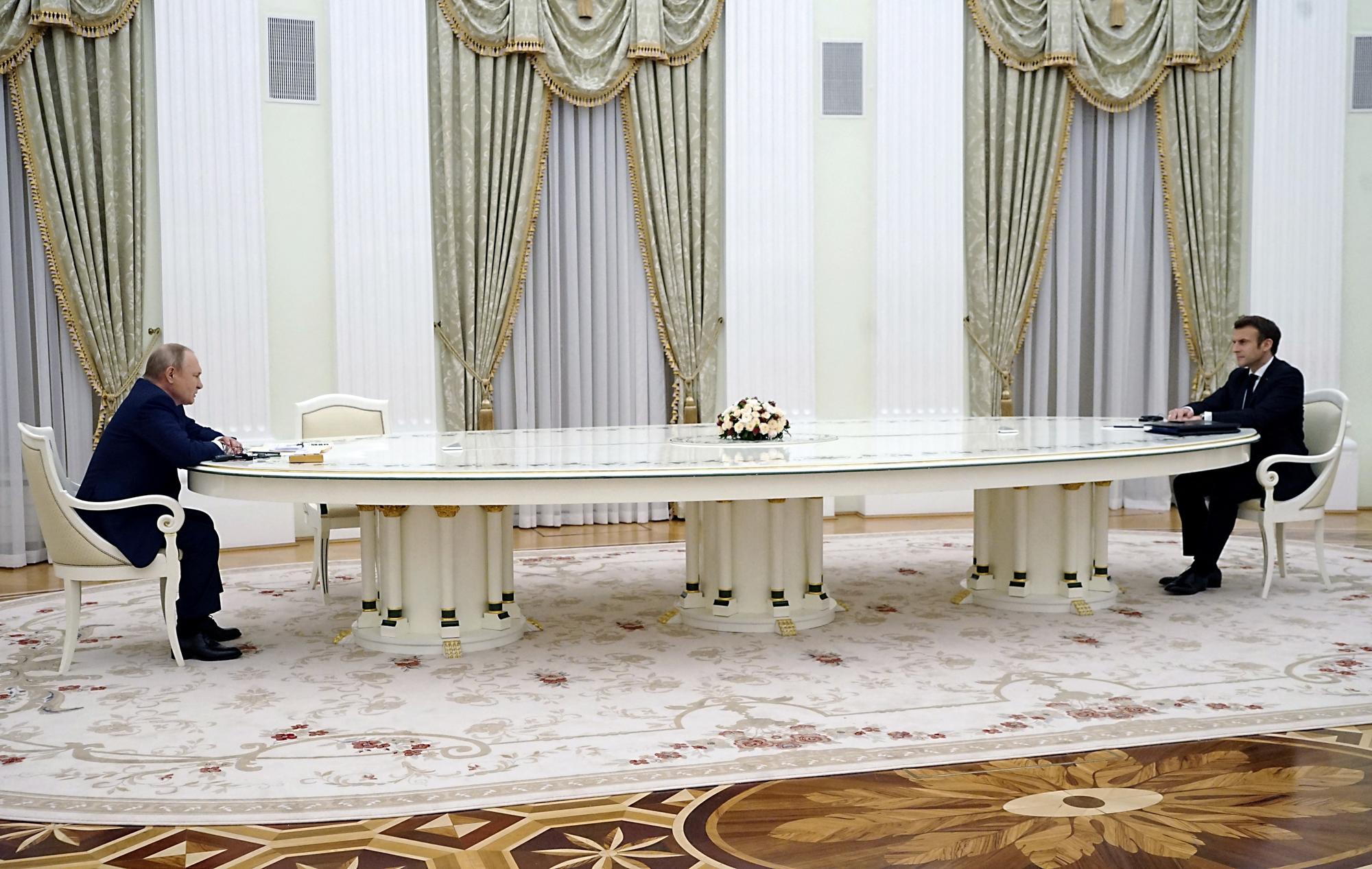 Les deux présidents se sont rencontrés le 7 février 2022 à Moscou autour d'une table aux dimensions colossales. [Reuters - Sputnik/Kremlin]