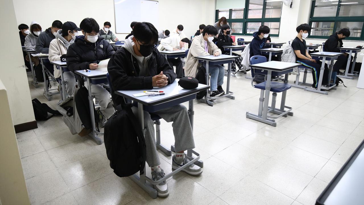 Des étudiants sud-coréens passent leur "College Scholastic Ability Test" dans une école de Séoul, en Corée du Sud, le 17 novembre 2022. [Keystone - EPA/Chung Sung-Jun]