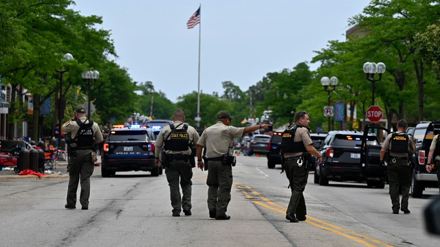 Le tireur a ouvert le feu lors d'un défilé du 4-Juillet à Highland Park, dans la banlieue de Chicago. [Chicago Sun-Times/AP/Keystone - Tyler Pasciak LaRiviere]