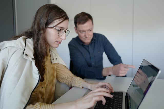 La doctorante Alba Covelo-Paz et le professeur Pascal Oesch examinent les données envoyées par le JWST. Observatoire de Genève, le 18 novembre 2022. [RTS - Stéphanie Jaquet]