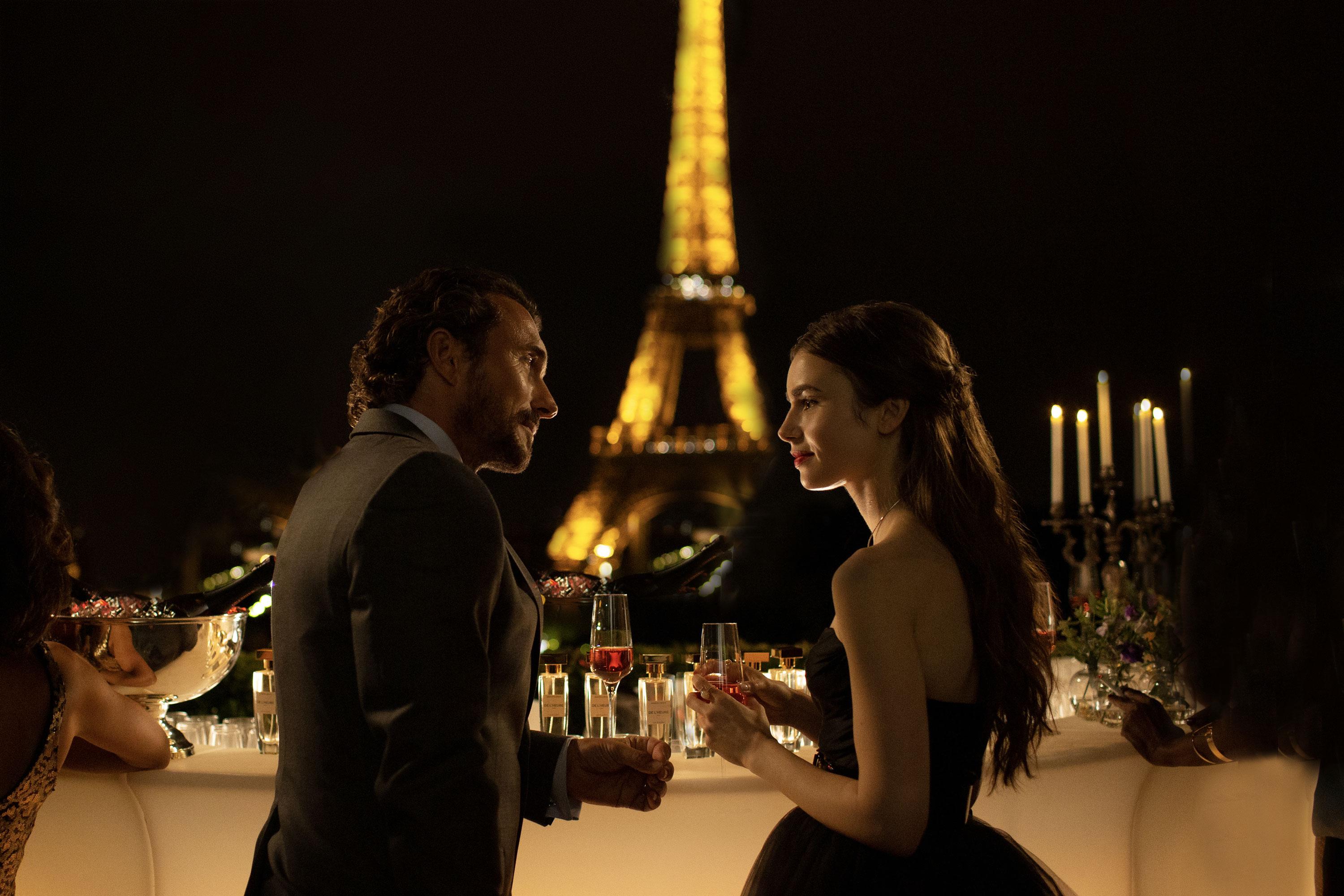 "La série "Emily in Paris" montre une ville Lumière idéalisée. [Netflix - Carole Bethuel]