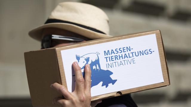 Des membres du comité d'initiative déposent les signatures pour l'initiative sur l'élevage intensif à la Chancellerie fédérale, le mardi 17 septembre 2019 à Berne. [KEYSTONE - Peter Klaunzer]