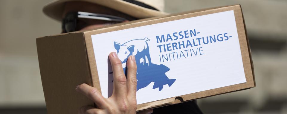 Des membres du comité d'initiative déposent les signatures pour l'initiative sur l'élevage intensif à la Chancellerie fédérale, le mardi 17 septembre 2019 à Berne. [KEYSTONE - Peter Klaunzer]