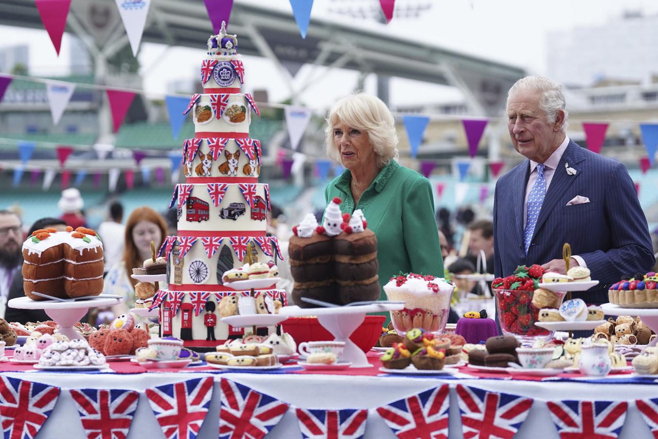 Charles et Camilla à leur arrivée au Big Jubilee Lunch. [AP/Keystone - Stefan Rousseau]