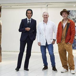 L'artiste britannique Thomas Houseago entouré du musicien Nick Cave et de l'acteur Brad Pitt le 17 septembre 2022 au Sara Hilden Art Museum de Tampere, en Finlande. [AFP - Jussi Koivunen / SARA HILDEN ART MUSEUM / LEHTIKUVA]