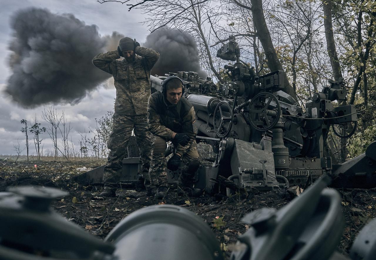 Des soldats ukrainiens tirent sur des positions russes, le 23 octobre 2022 dans la région de Donetsk. [AP/Keystone]