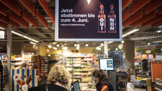 Les 2,3 millions de coopérateurs Migros avaient jusqu'au 4 juin pour se prononcer sur la vente d’alcool. [Keystone - Alessandro della Valle]