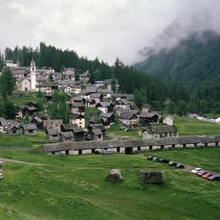 Le Tessin veut relier le Val Maggia au Piémont grâce à un métro alpin. Sur cette image: Bosco Gurin. [KEYSTONE - KARL MATHIS]