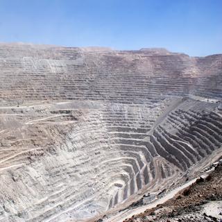 La mine à ciel ouvert de Chuquicamata (Chili) exploite l'un des plus grands gisements de cuivre porphyrique de la planète: elle mesure 4,3 km de long, 3 km de large et par endroits jusqu'à 0,9 km de profondeur.
Massimo Chiaradia
Unige [Massimo Chiaradia]