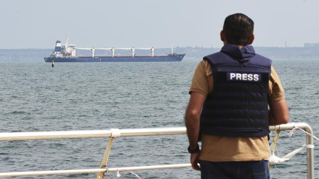 Un journaliste dans le port d'Odessa en Ukraine. [Keystone - AP Photo/Michael Shtekel]