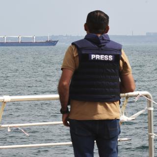 Un journaliste dans le port d'Odessa en Ukraine. [Keystone - AP Photo/Michael Shtekel]