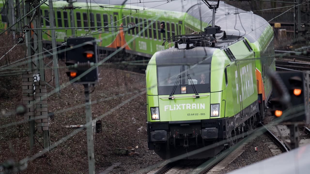 Arrivé aux portes de la Suisse, Flixtrain inquiète les syndicats. [Keystone - Daniel Reinhardt]