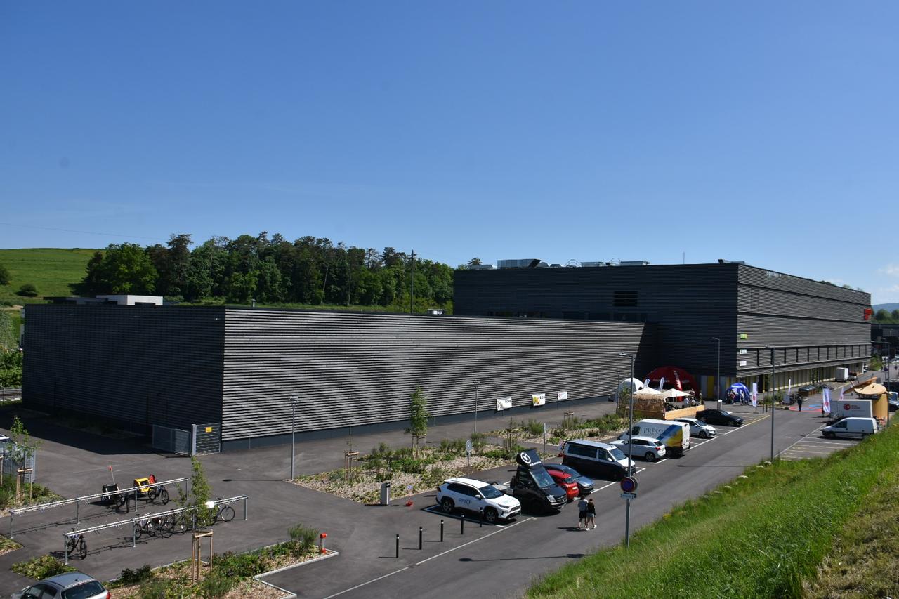 A Porrentruy, la Raiffeisen Arena d'une capacité de 4750 spectateurs, compte aussi une seconde surface de glace, et a été bâti en partie avec 4000 m3 de bois des forêts jurassiennes. [RTS - Gaël Klein]