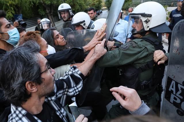 Des Iraniens protestent aussi dans d'autres pays, comme en Grèce. [Keystone - Georges Vitsaras]