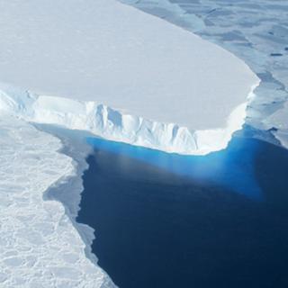 La langue glaciaire de Thwaites, en Antarctique. Cet immense glacier est surnommé "le glacier de l'Apocalypse". [Keystone - NASA]