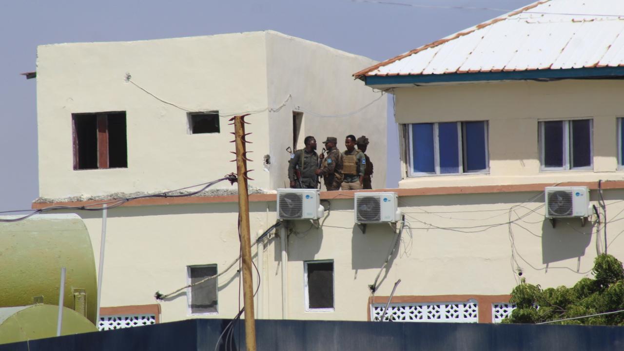 Une attaque terroriste à l'hôtel Hayat de Mogadiscio a fait plus de 10 morts. [Keystone/EPA - Said Yusuf Warsame]