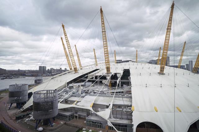 A Londres, une partie de la toile recouvrant l'O2 Arena s'est déchirée sous l'effet du vent. [Keystone - Stéphane Rousseau]