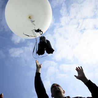 Lancement d'un satellite miniature dans le cadre du concours SwissCanSat à Payerne le 4 avril 2022. [Keystone - Laurent Gillieron]