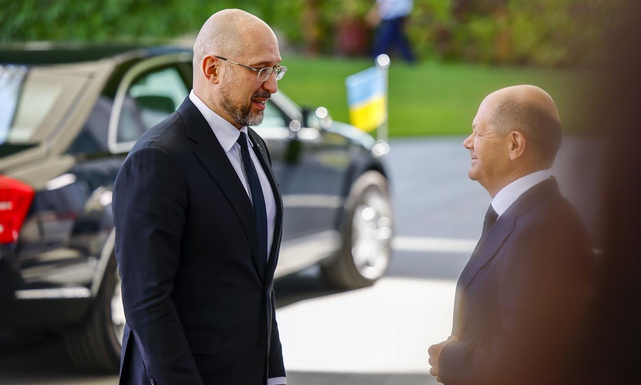 Le Premier ministre ukrainien Denys Chmygal accueilli par le chancellier allemand Olaf Scholz à Berlin. [Keystone/EPA - Hannibal Hanschke]