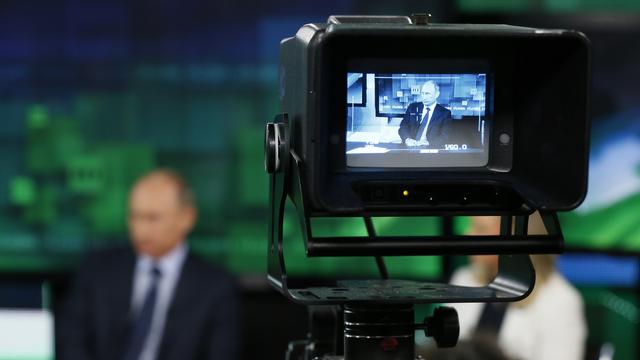 Le président russe Vladimir Poutine est vu sur l'écran du viseur d'une caméra de télévision alors qu'il parle lors de sa visite du nouveau complexe de studios de la chaîne de télévision 'Russia Today' à Moscou, en Russie, le 11 juin 2013. [KEYSTONE - Yuri Kochetkov]