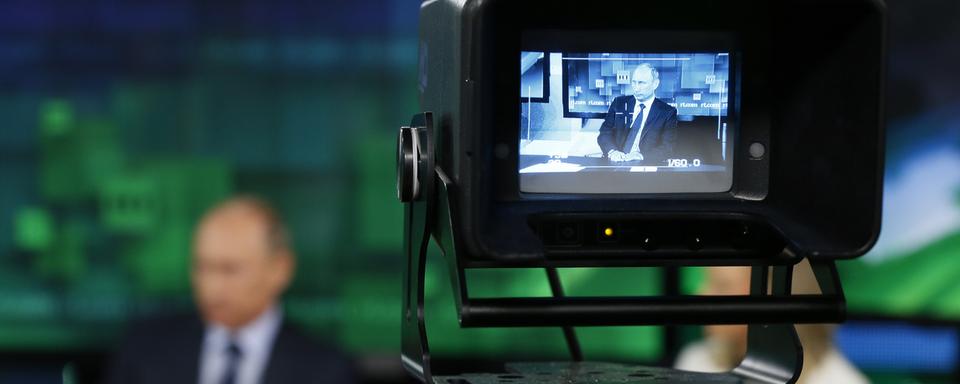 Le président russe Vladimir Poutine est vu sur l'écran du viseur d'une caméra de télévision alors qu'il parle lors de sa visite du nouveau complexe de studios de la chaîne de télévision 'Russia Today' à Moscou, en Russie, le 11 juin 2013. [KEYSTONE - Yuri Kochetkov]