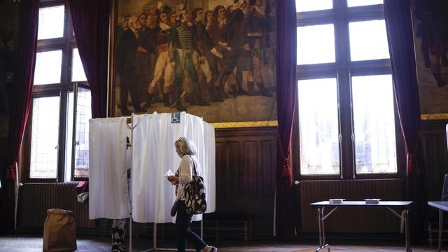 Une votante lors du deuxième tour des législatives en France. [EPA/Keystone - Yoan Valat]