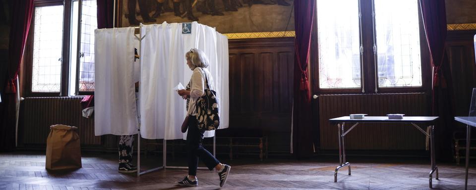 Une votante lors du deuxième tour des législatives en France. [EPA/Keystone - Yoan Valat]