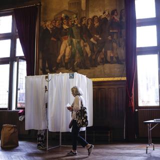 Une votante lors du deuxième tour des législatives en France. [EPA/Keystone - Yoan Valat]