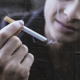 Les cigarettiers et publicitaires rejettent la révision de la loi sur les publicités sur le tabac touchant les jeunes [Keystone - Ennio Leanza]