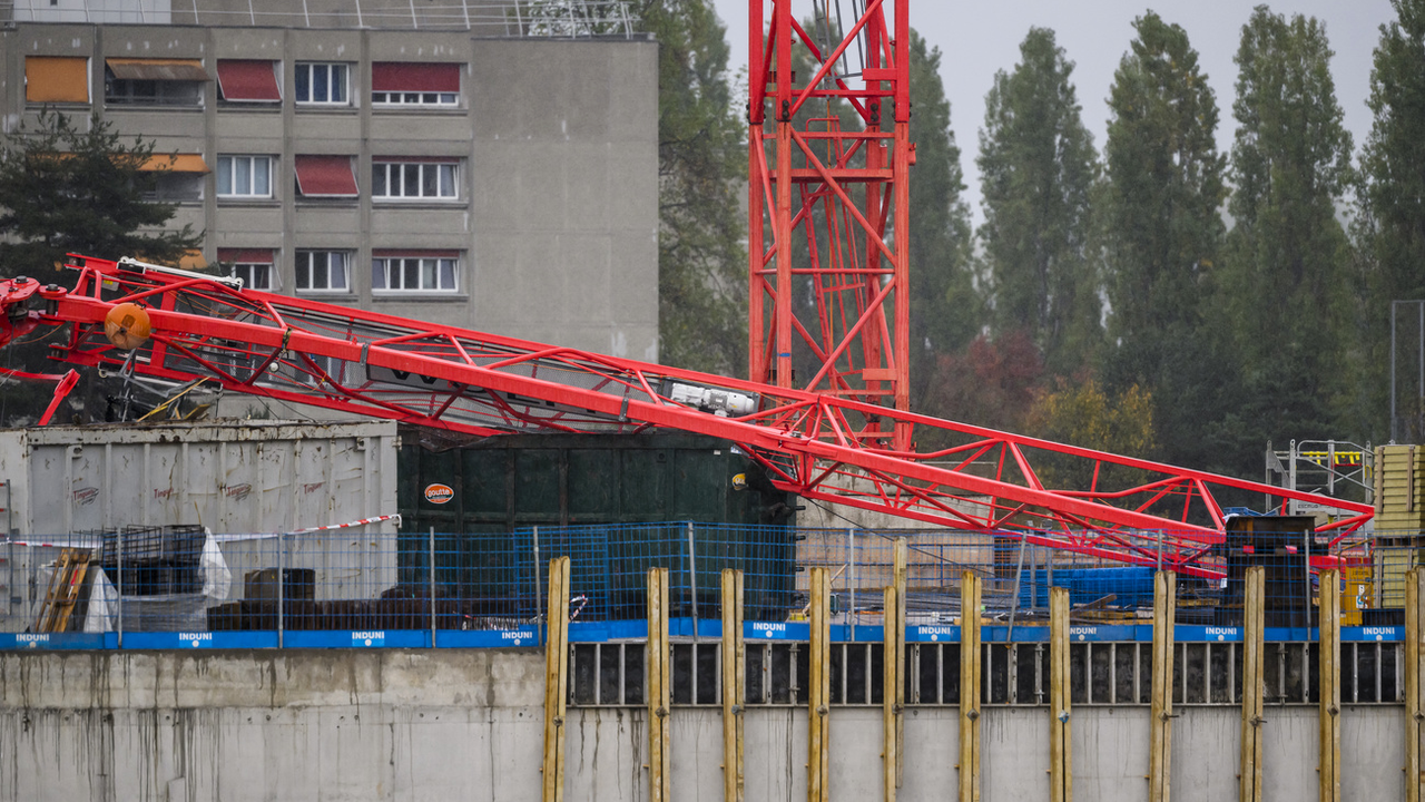 La grue s'est effondrée sur le chantier du futur quartier Horizons, a Dorigny près de Lausanne. [Keystone - Jean-Christophe Bott]