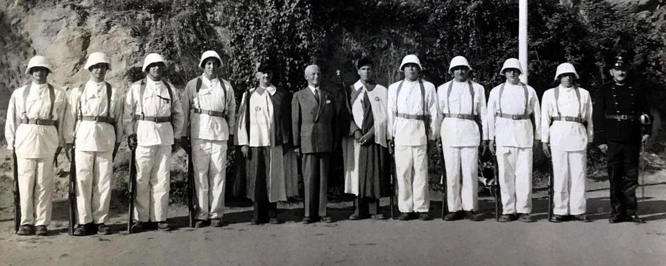 Le général suisse Henri Guisan en visite chez les Suisses d'Algérie en 1951. Plus de 2'000 Suisses vivaient en Algérie jusqu'à l'indépendance. [Archives fédérales suisses]