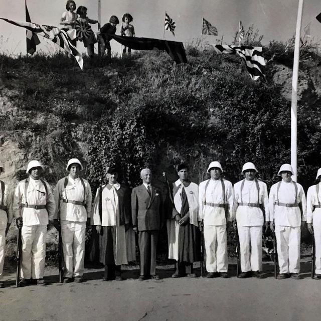 Le général suisse Henri Guisan en visite chez les Suisses d'Algérie en 1951. Plus de 2'000 Suisses vivaient en Algérie jusqu'à l'indépendance. [Archives fédérales suisses]