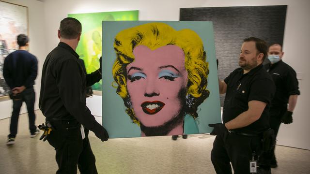 Un portrait de Marilyn Monroe par Andy Warhol a été vendu pour 195 millions de dollars chez Christie's le 9 mai 2022 à New York. [Keystone - AP Photo/Ted Shaffrey]