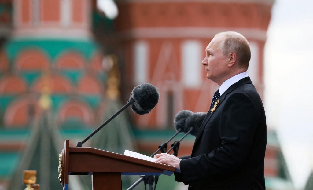 Le président russe Vladimir Poutine s'exprime le 9 mai 2022 à Moscou lors de la principale cérémonie de commémoration de la victoire de l'Union soviétique sur l'Allemagne nazie en 1945. [AFP - Mikhail METZEL / SPUTNIK]