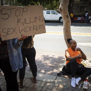 Les féminicides en Afrique du Sud sont cinq fois plus élevés que la moyenne mondiale. [Keystone - Kim Ludbrook/EPA]
