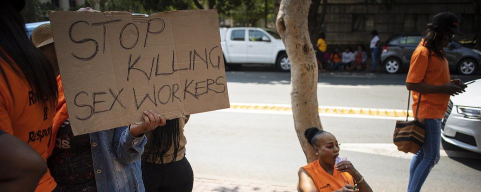 Les féminicides en Afrique du Sud sont cinq fois plus élevés que la moyenne mondiale. [Keystone - Kim Ludbrook/EPA]