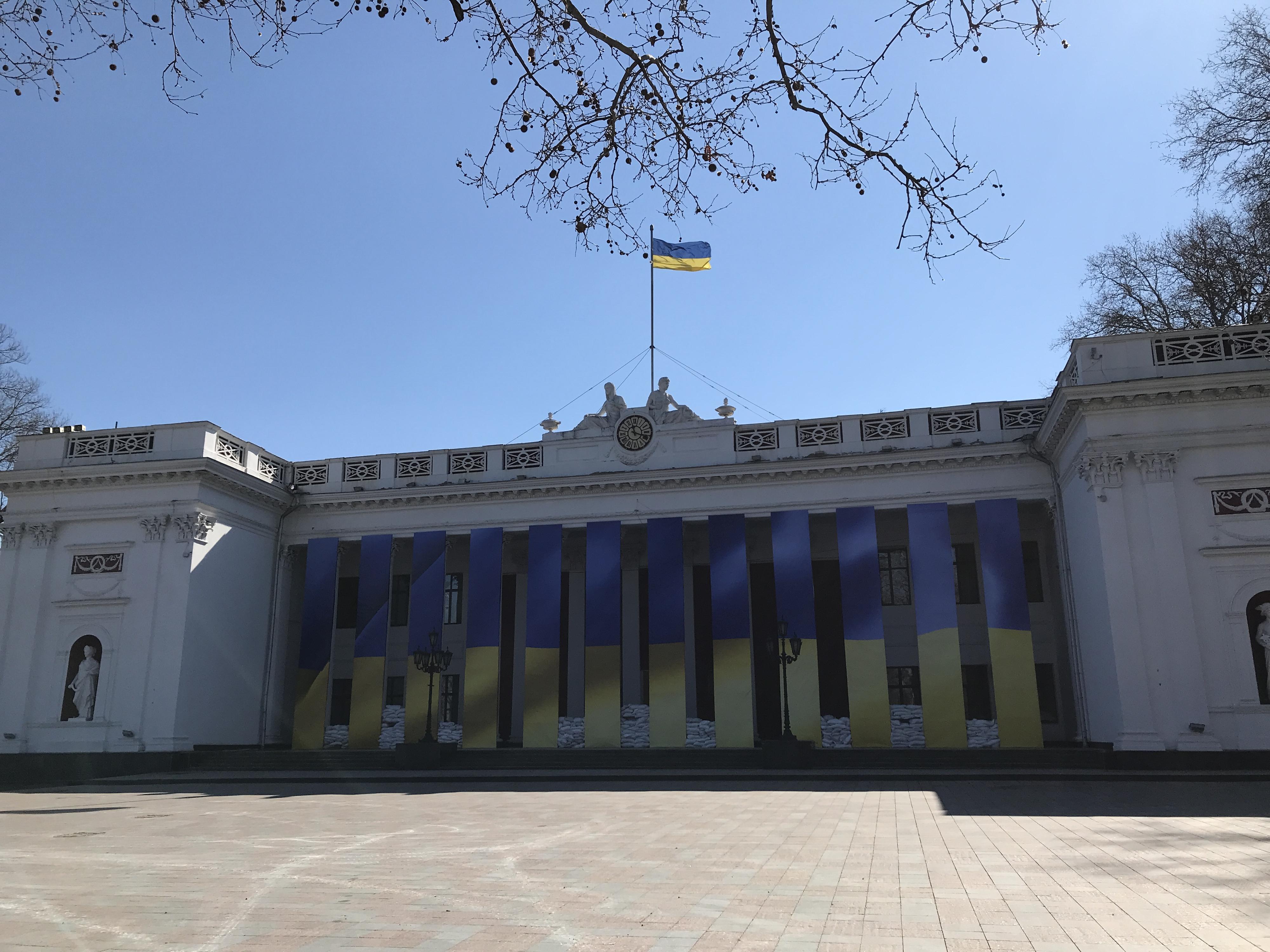 La mairie d'Odessa aux couleurs de l'Ukraine. [RTS - Maurine Mercier]