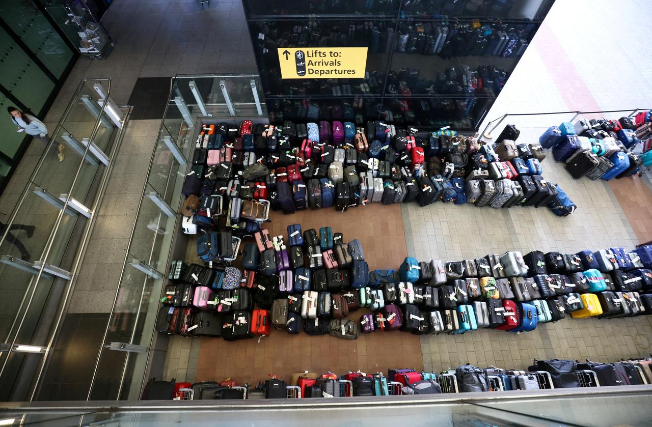 L'aéroport s'est excusé lundi auprès des voyageurs pour les problèmes rencontrés, notamment la gestion confuse des bagages. [Reuters - Henry Nicholls]