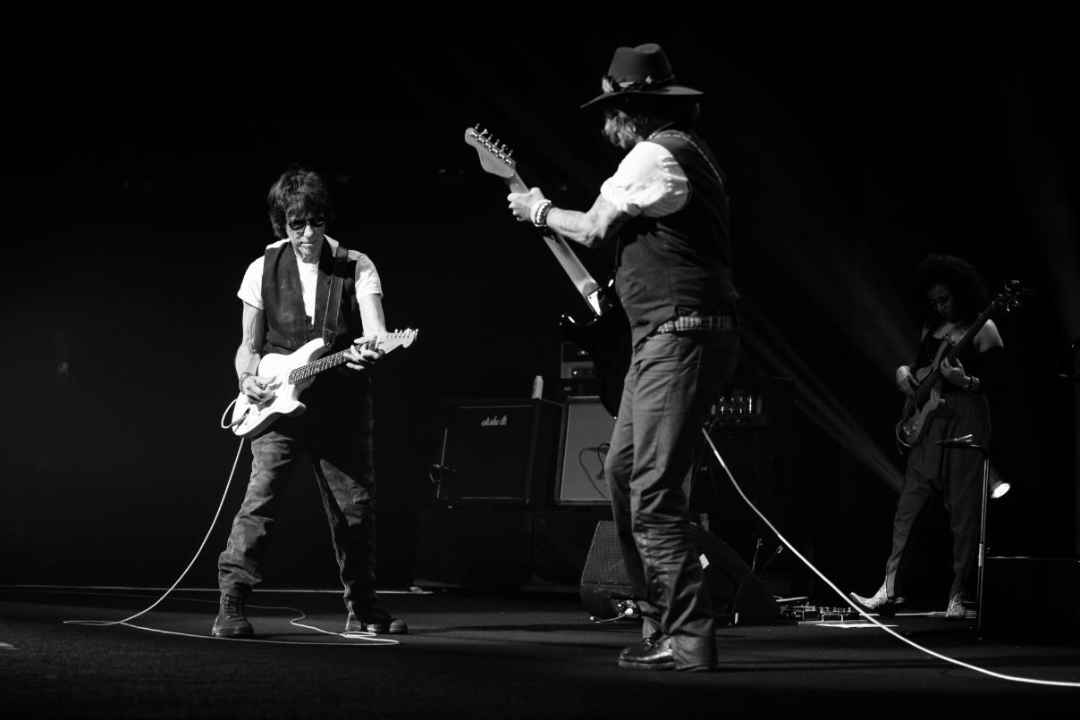Jeff Beck et Johnny Depp sur la scène de l'Auditorium Stravinski, au Montreux Jazz Festival, le 15 juillet 2022. [FFJM 2022 - Marc Ducrest]