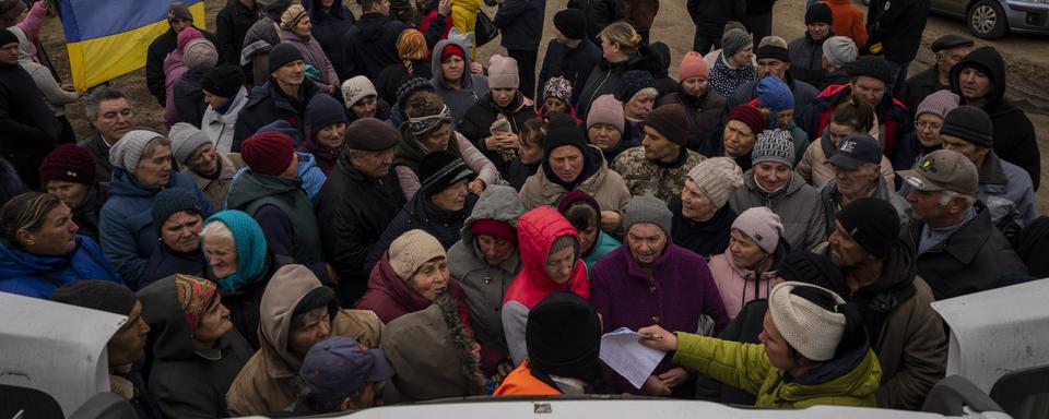 Des habitants reçoivent des aides alimentaire à Novokyivka, dans la région de Kherson. [AP Photo - Bernat Armangue]