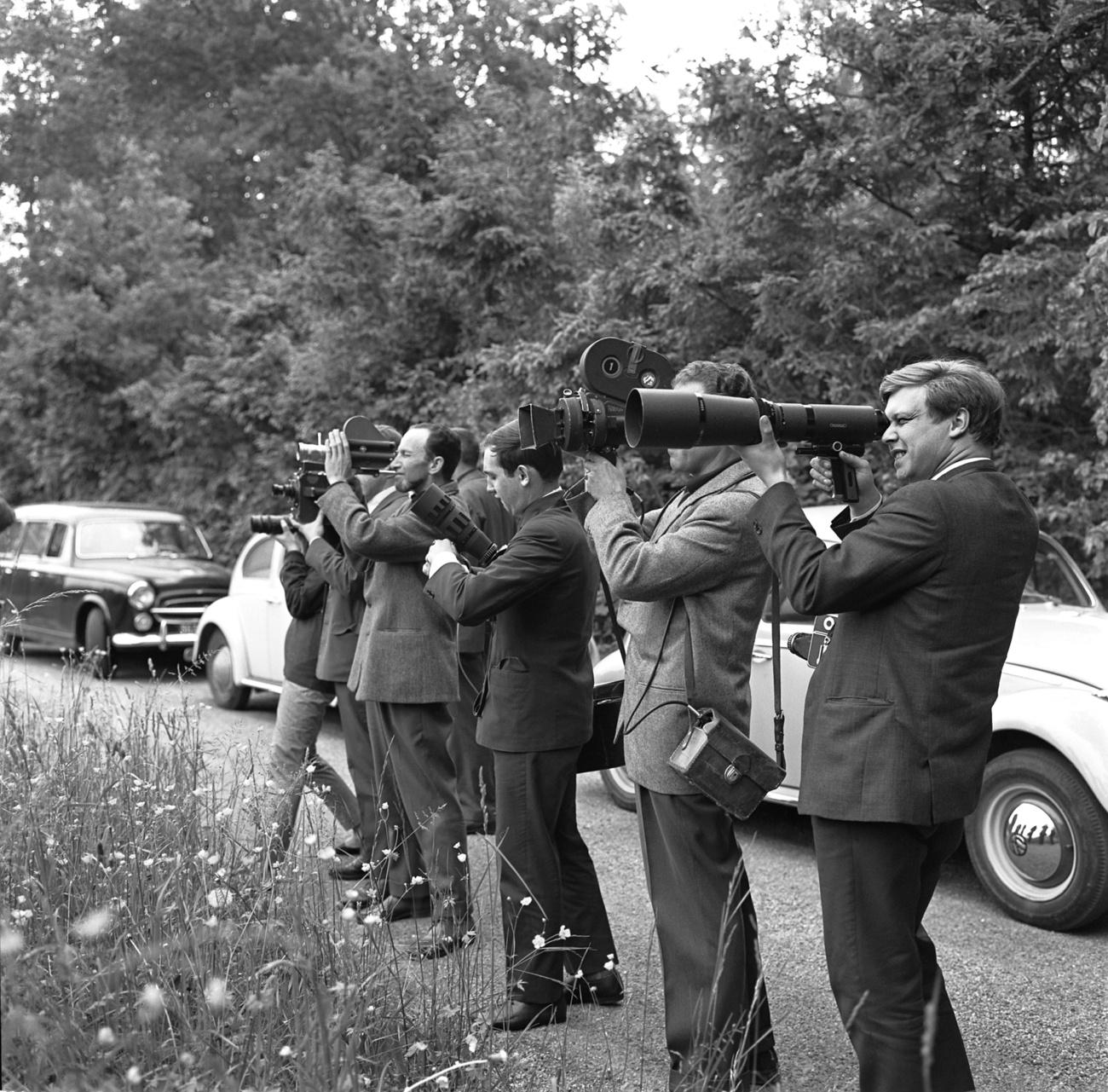 En marge de la Conférence franco-algérienne d'Evian, reporters à Bois d'Avault en Suisse en 1961. [Keystone/Photopress-archiv/Str]