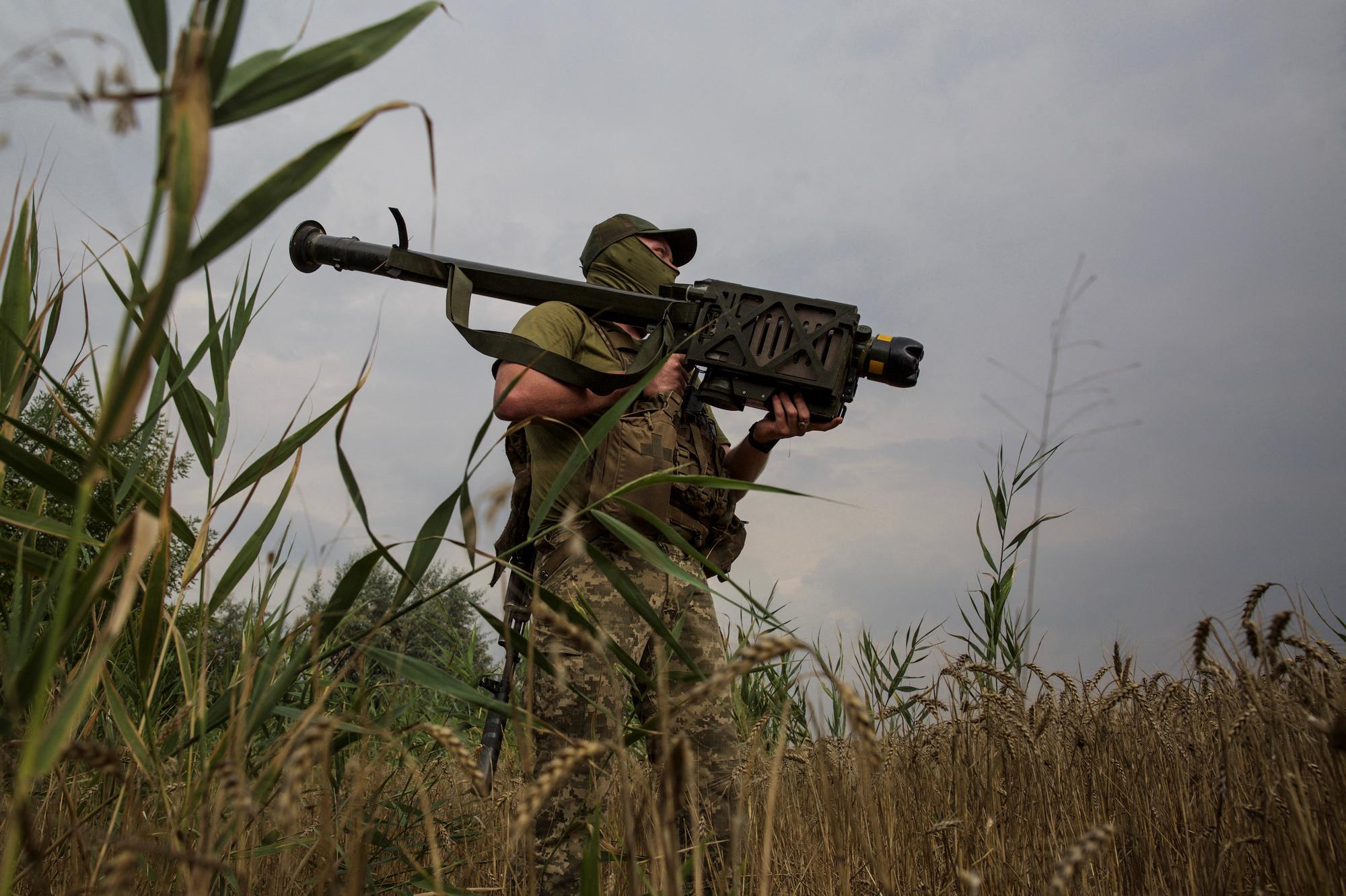 Un soldat ukrainien portant un lance-missile Stinger, dans la région de Mikolaïv, en août 2022. La production de cette arme a cessé en 2020. [REUTERS - Anna Kudriavtseva]