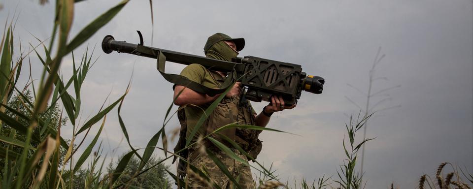 Un soldat ukrainien portant un lance-missile Stinger, dans la région de Mikolaïv, en août 2022. La production de cette arme a cessé en 2020. [REUTERS - Anna Kudriavtseva]