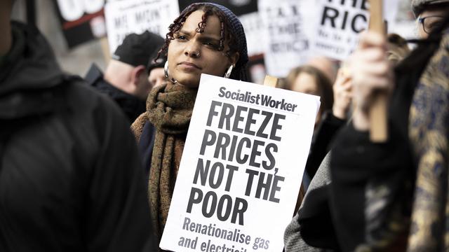 "Geler les prix, pas les pauvres", l'appel des Britanniques à leurs autorités. Ici lors d'une manifestation à Londres le 2 avril 2022. [Anadolu Agency via AFP - Rasid Necati Aslim]