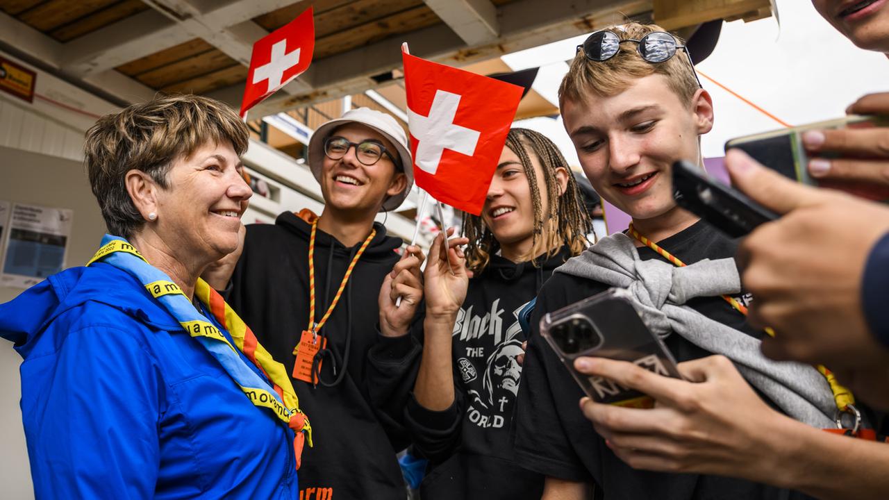 Viola Amherd en compagnie de quelques scouts du camp d'Ulrichen (VS), le 30.07.2022. [Keystone - Jean-Christophe Bott]