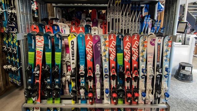 Le redoux fait mal aux magasins de location de ski. [AFP - Stephane Ferrer Yulianti]