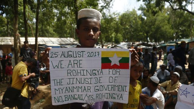 Plusieurs milliers de Rohingyas, réfugiés dans des camps de fortune dans le sud-est du Bangladesh ont manifesté jeudi pour marquer le cinquième anniversaire des massacres de leur peuple en Birmanie. [Keystone - Monirul Alam]