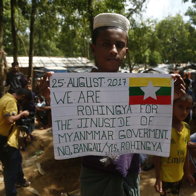 Plusieurs milliers de Rohingyas, réfugiés dans des camps de fortune dans le sud-est du Bangladesh ont manifesté jeudi pour marquer le cinquième anniversaire des massacres de leur peuple en Birmanie. [Keystone - Monirul Alam]