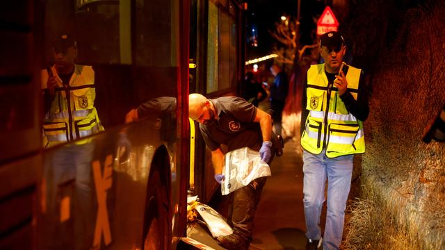 Sept personnes ont été blessées, dont deux grièvement, dans une attaque armée contre un bus tôt dimanche dans le centre de Jérusalem [Reuters - Ammar Awad]