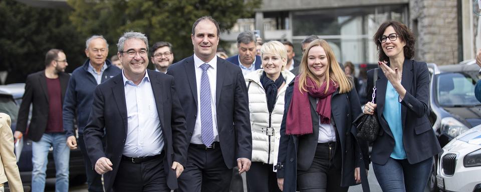 Frédéric Borloz (PLR), Michael Buffat (UDC), Isabelle Moret (PLR), Valérie Dittli (Le Centre) et Christelle Luisier Brodard (PLR) lors du premier tour de l'élection au Conseil d'Etat vaudois le 20 mars 2022. [Keystone - Cyril Zingaro]